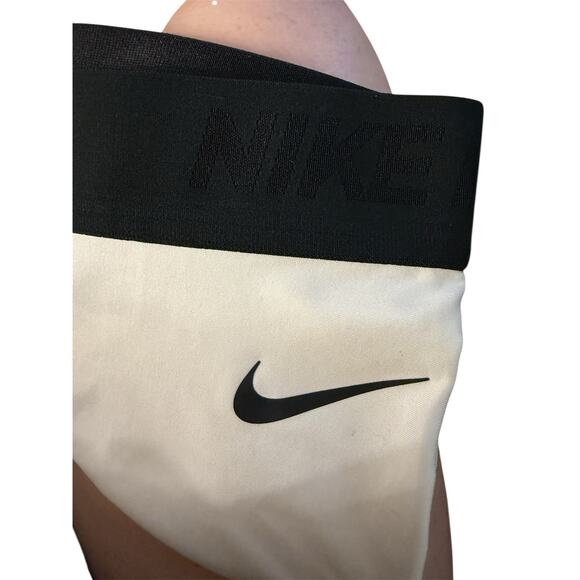Nike Pro White Athletic Shorts Woman Medium Skin-Tight Biker Style Lightweight - Picture 5 of 5